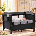 Lit bébé gris avec mobile et côtés en maille